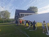 Opbouwen tent op sportpark 'Het Springer' (dag 2) (19/43)